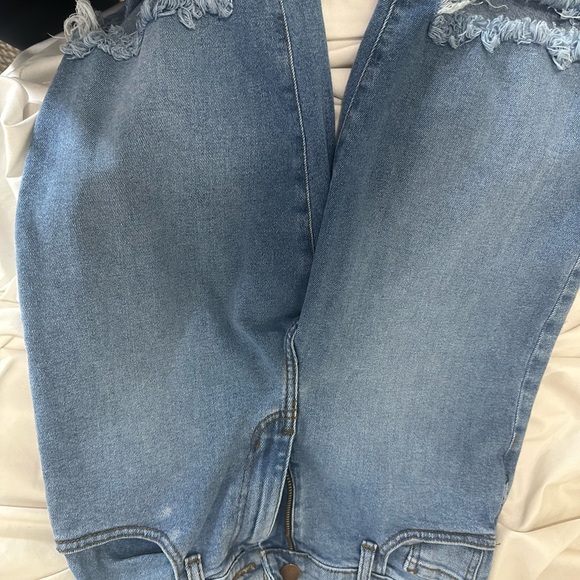 Knee Ripped Jeans - Picture 5 of 7